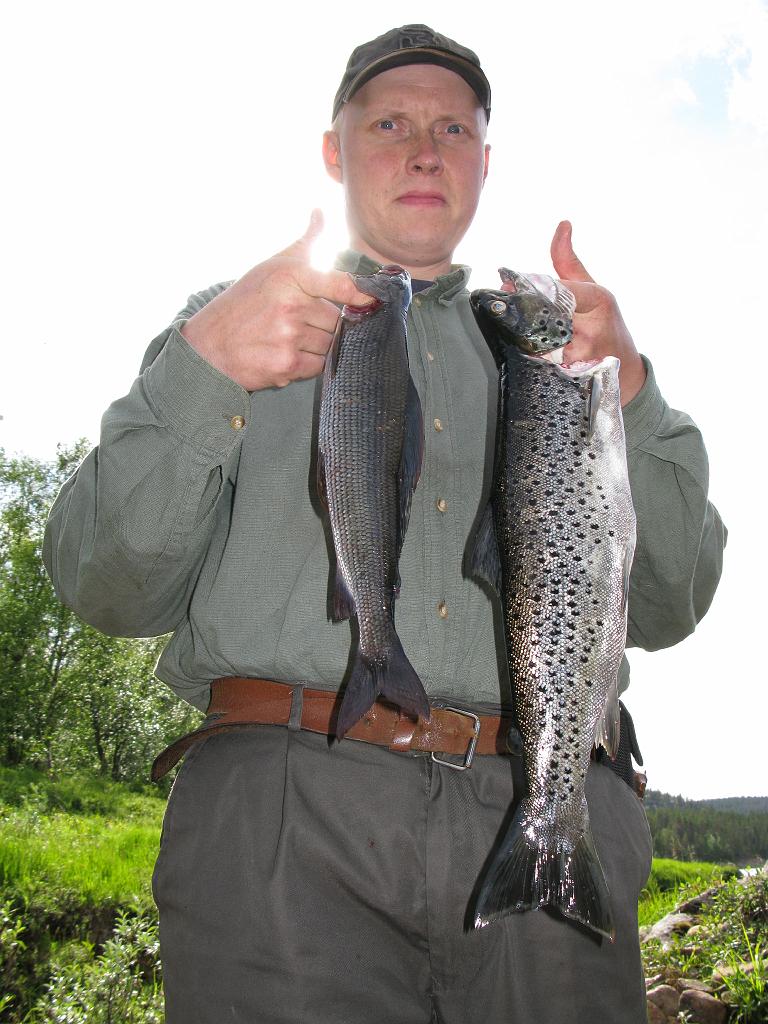 IMG_5399.jpg - Vähän vakavana, vaikka kiloinen taimen sormissa ja harri mallina.