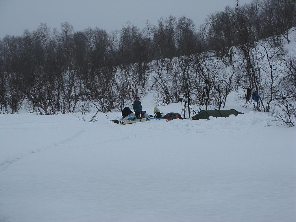 IMG_0141.jpg - Leiri. Huomaa kohtuullisen syvälle kaivettu teltta. Vaikea tietää, millaiseen paikkaan leirinsä kaivaa. Sen verran kuitenkin selvisi, että eka yritelmä olisi mennyt louhikkoon.