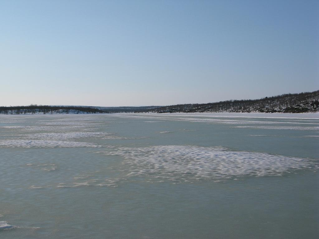 IMG_0168.jpg - Isoa järveä, josta tämä puoli on selvästi enemmän vesillä. Kalaa tuli ihan kohtuudella, mutta enemmänkin olisi voinut. Ja vesikossa pilkkiminen ei ole niin älyttömän kivaa.