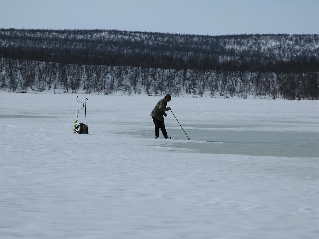 IMG_0179.jpg - Timo uveavannolla kokeilemassa. Sen verran ehti, että katkoi siimansa (pienehkön) hauen kanssa. Joka muuten taisi olla järven toiseksi ainut kala, johon saatiin kontaktia.