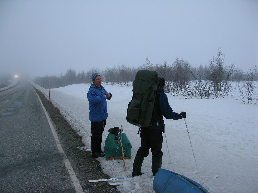 IMG_0129.jpg - Illalla viimein tien reunassa lähdössä kairaan. Ilma on melkoisen sumuinen ja keli raskas. Kannattaapi huomioida, että päiväyksissä kuukausi on yhden liian vähän. Kellonajat pitää paikkansa.